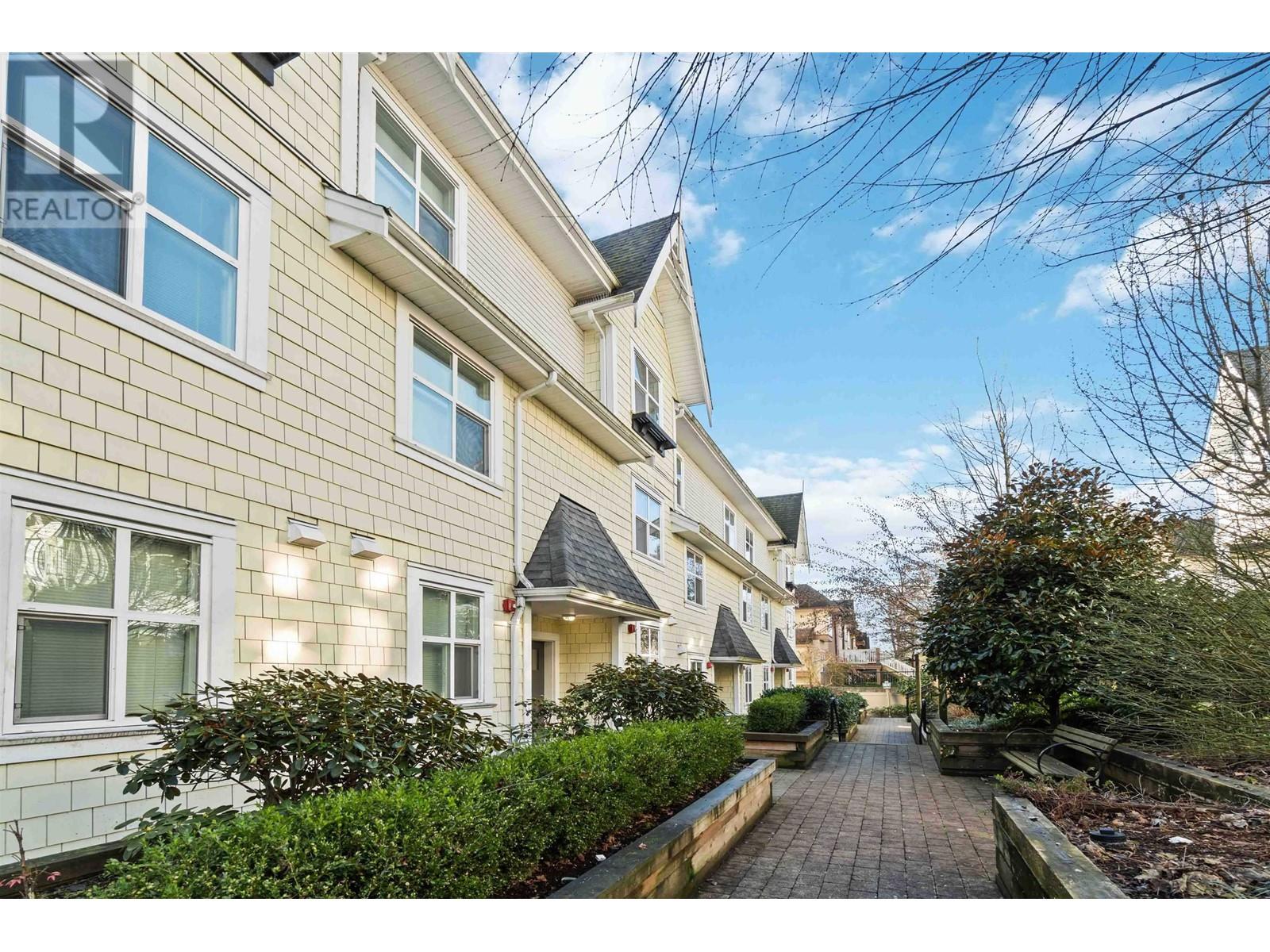 Listing Picture 2 of 19 : 116 7250 18TH AVENUE, Burnaby / 本拿比 - 魯藝地產 Yvonne Lu Group - MLS Medallion Club Member