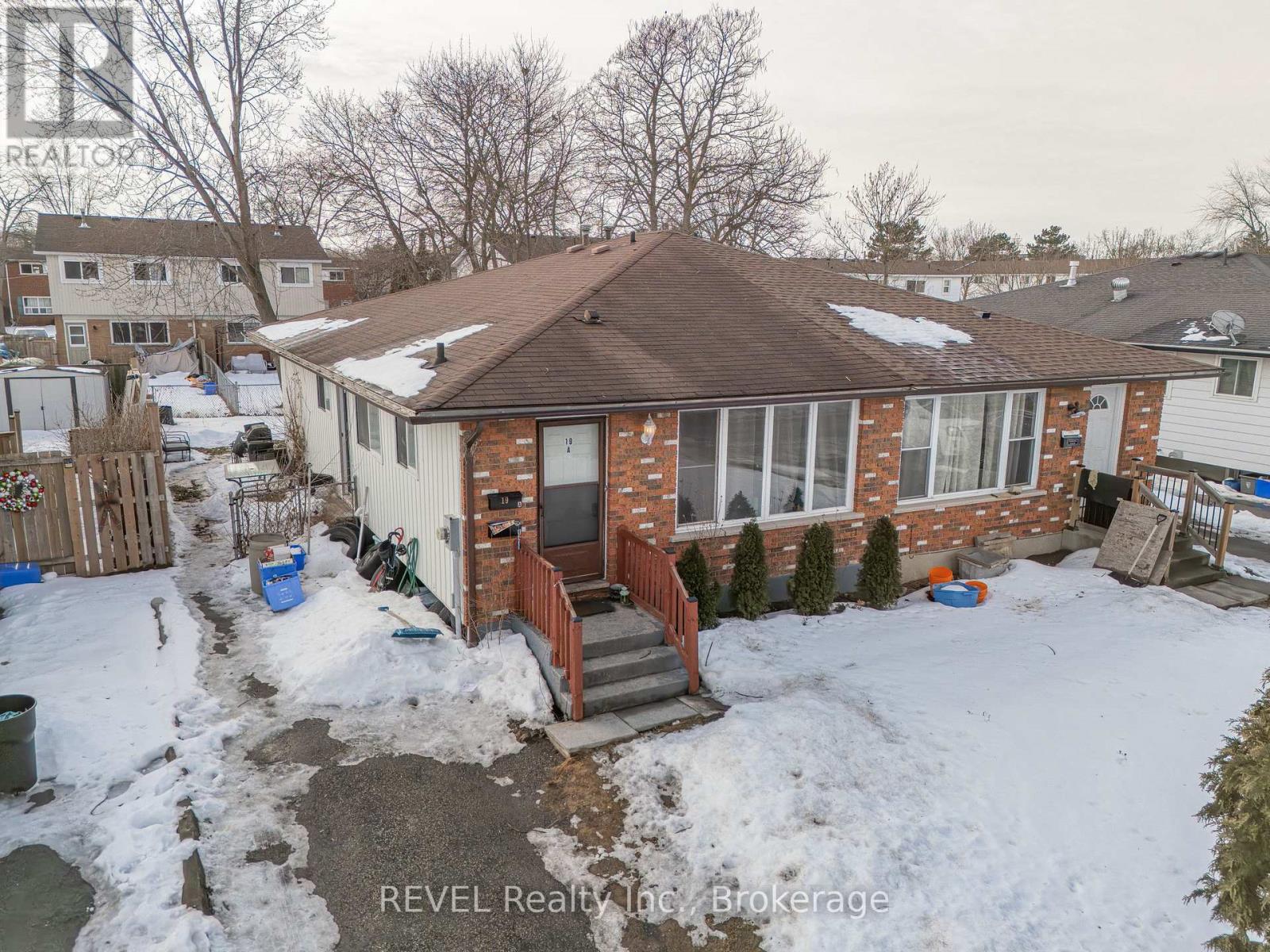 19 Flower Street, St. Catharines, Ontario  L2S 1G3 - Photo 2 - X11992644