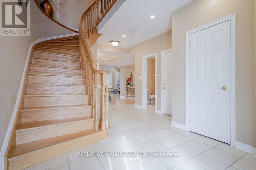 6779 Tattinger Avenue, Mississauga, Ontario  L5W 1P3 - Photo 4 - W11992613