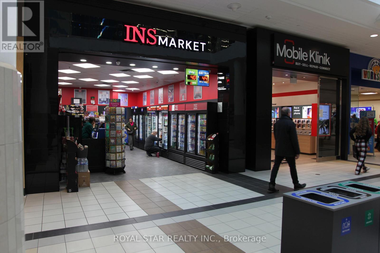 17600 YONGE STREET, Newmarket, Ontario