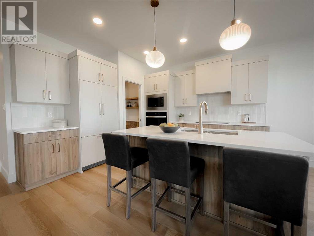 Property at 745 Violet Place W image 3