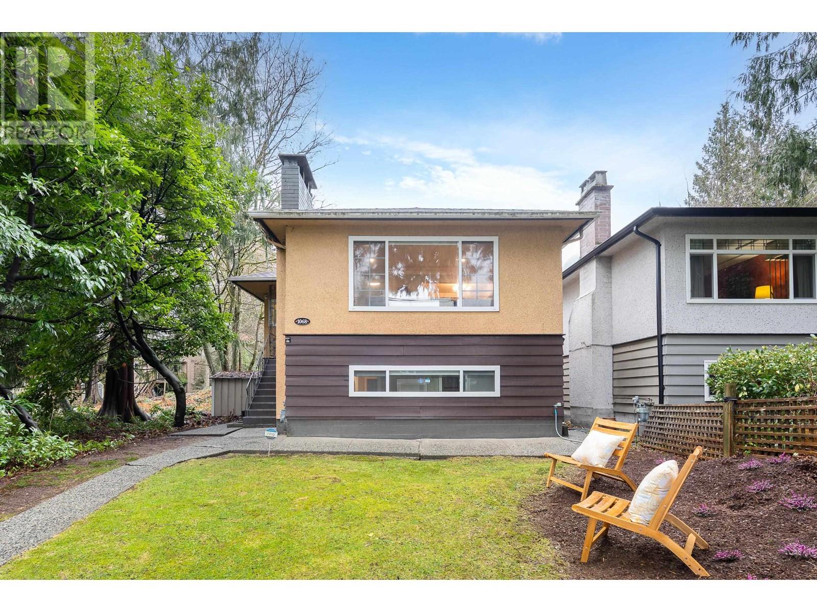 1068 Canyon Boulevard, North Vancouver, British Columbia  V7R 2K4 - Photo 2 - R2971365