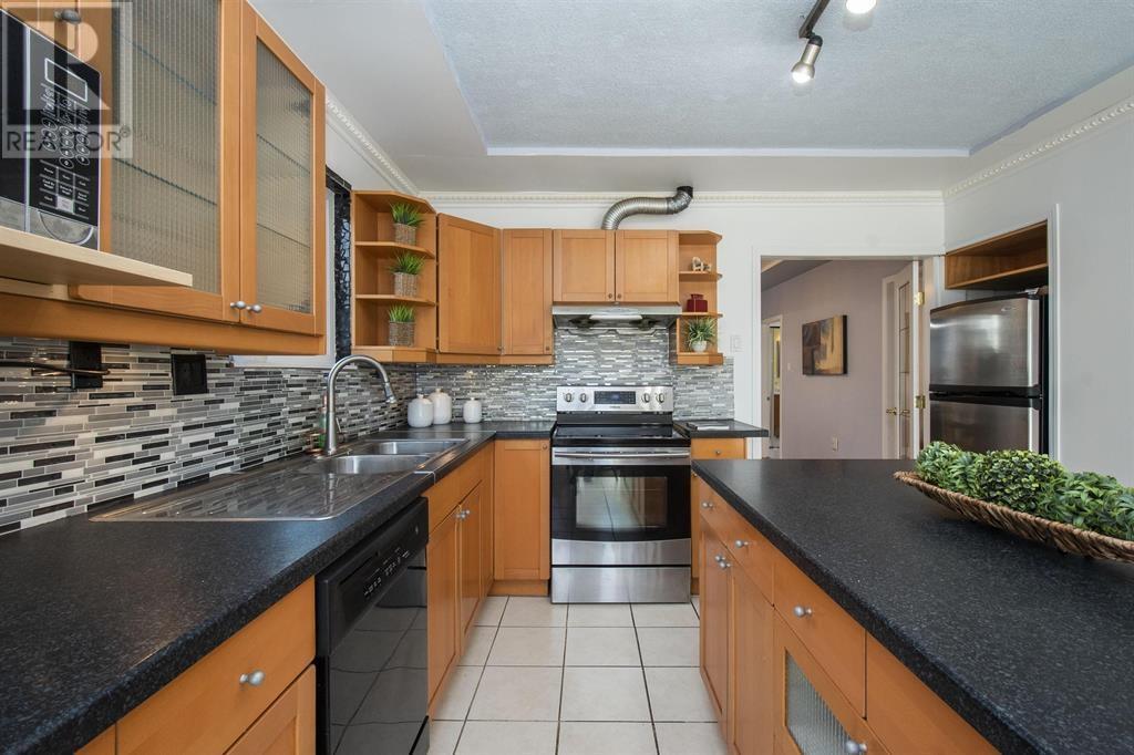Upper 950 Nanaimo Street, Vancouver, British Columbia  V5L 4S9 - Photo 2 - R2971686