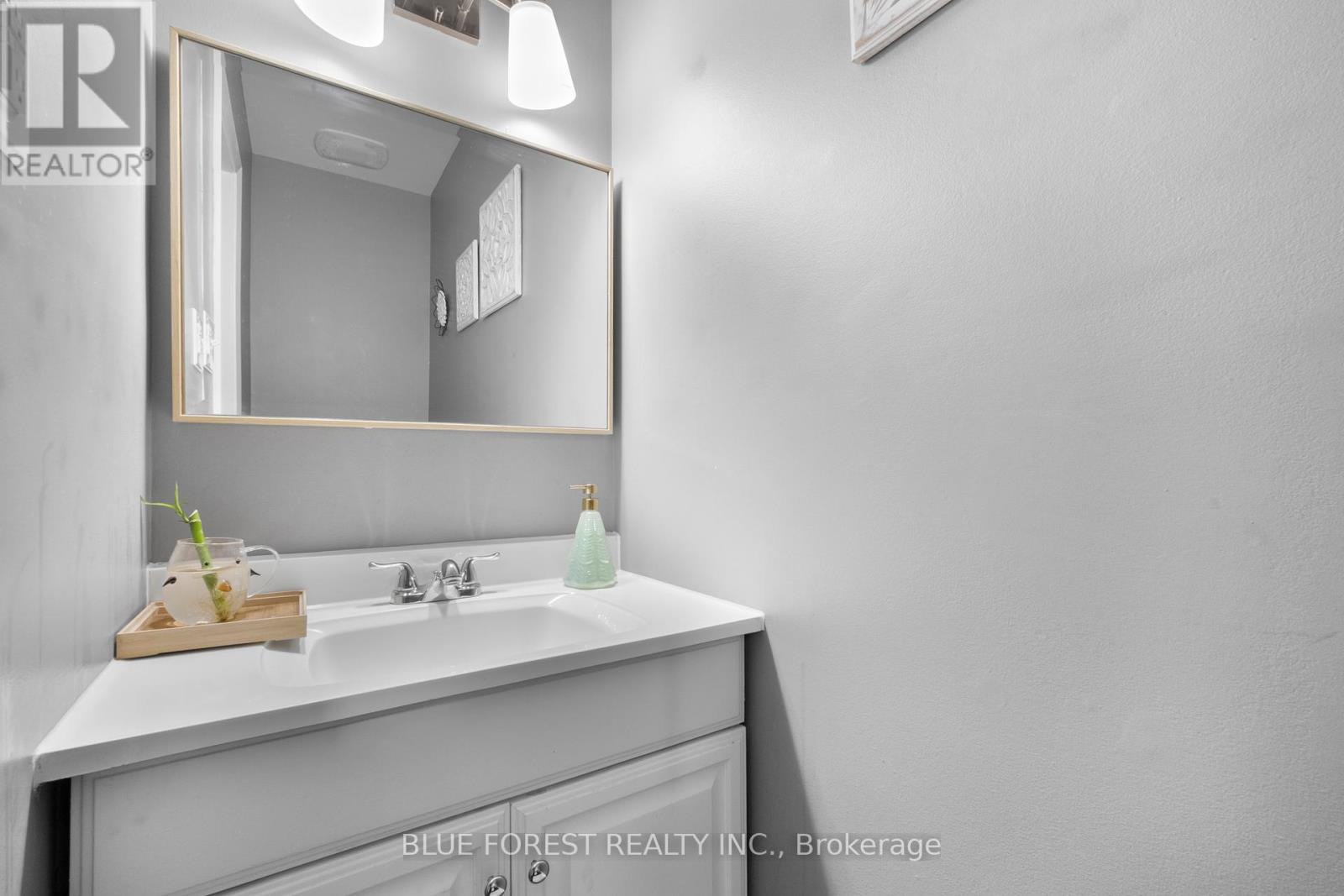 Property at 18 - 166 SOUTHDALE ROAD image 4