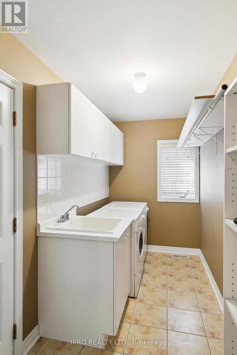 6829 Golden Hills Way, Mississauga, Ontario  L5W 1P3 - Photo 19 - W11993242