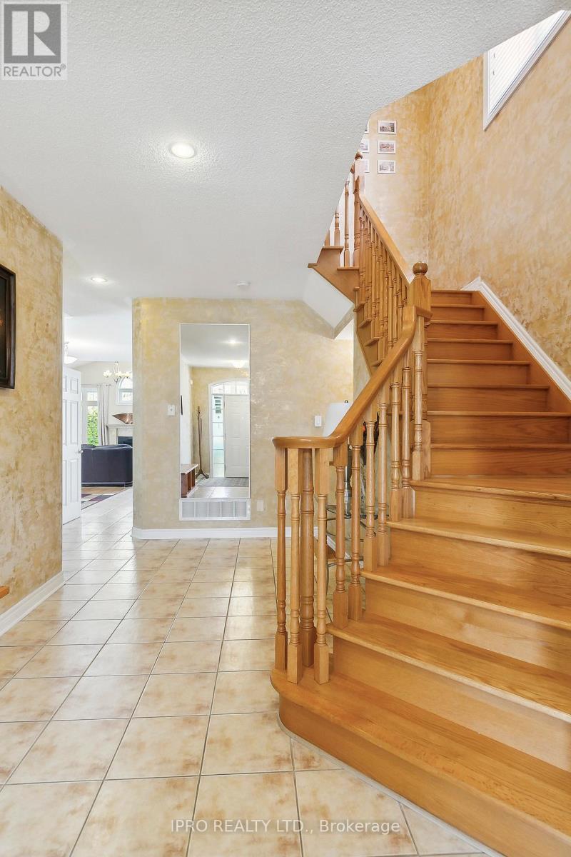 6829 Golden Hills Way, Mississauga, Ontario  L5W 1P3 - Photo 6 - W11993242