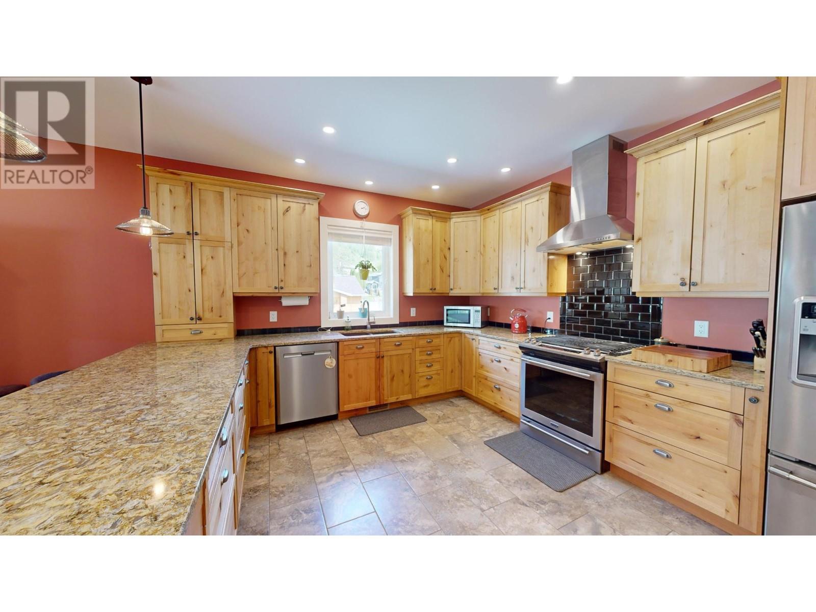 Property at 2475 COLIN Crescent image 3