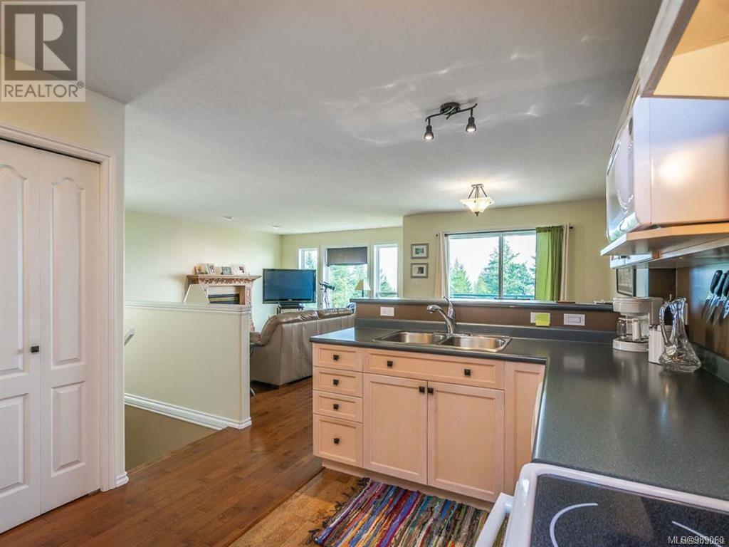 Property at 10185 View St image 4