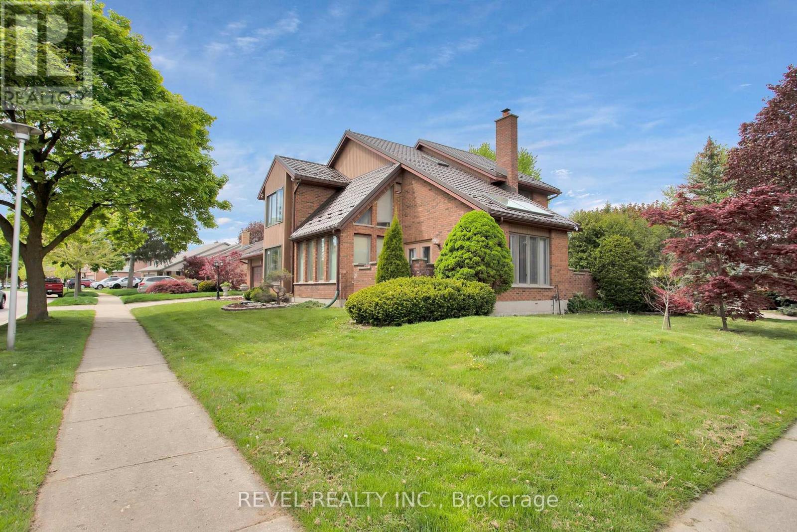 Property at 2 DEER VALLEY CRESCENT image 3