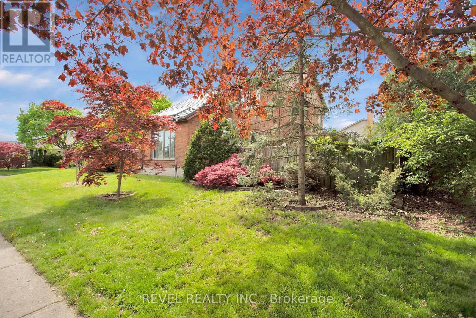 Property at 2 DEER VALLEY CRESCENT image 4