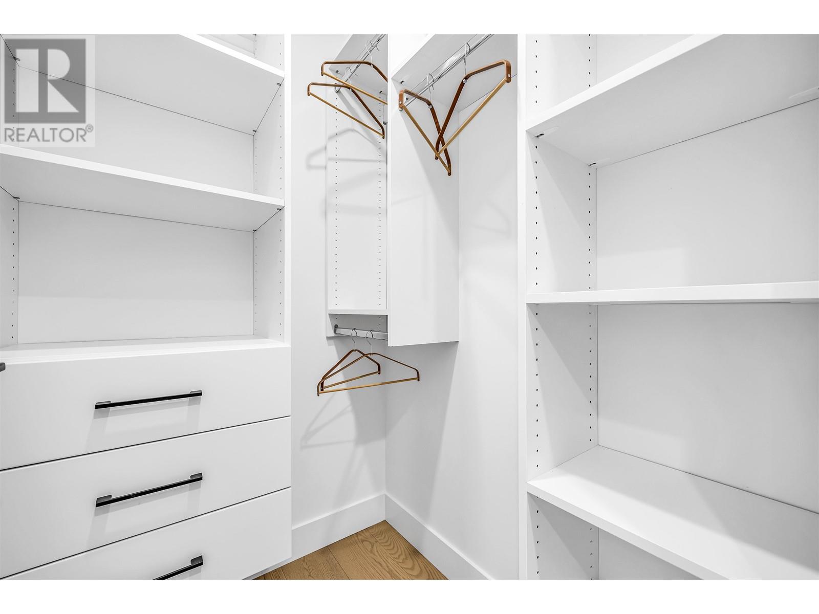 Listing Picture 16 of 28 : 848 E 38TH AVENUE, Vancouver / 溫哥華 - 魯藝地產 Yvonne Lu Group - MLS Medallion Club Member