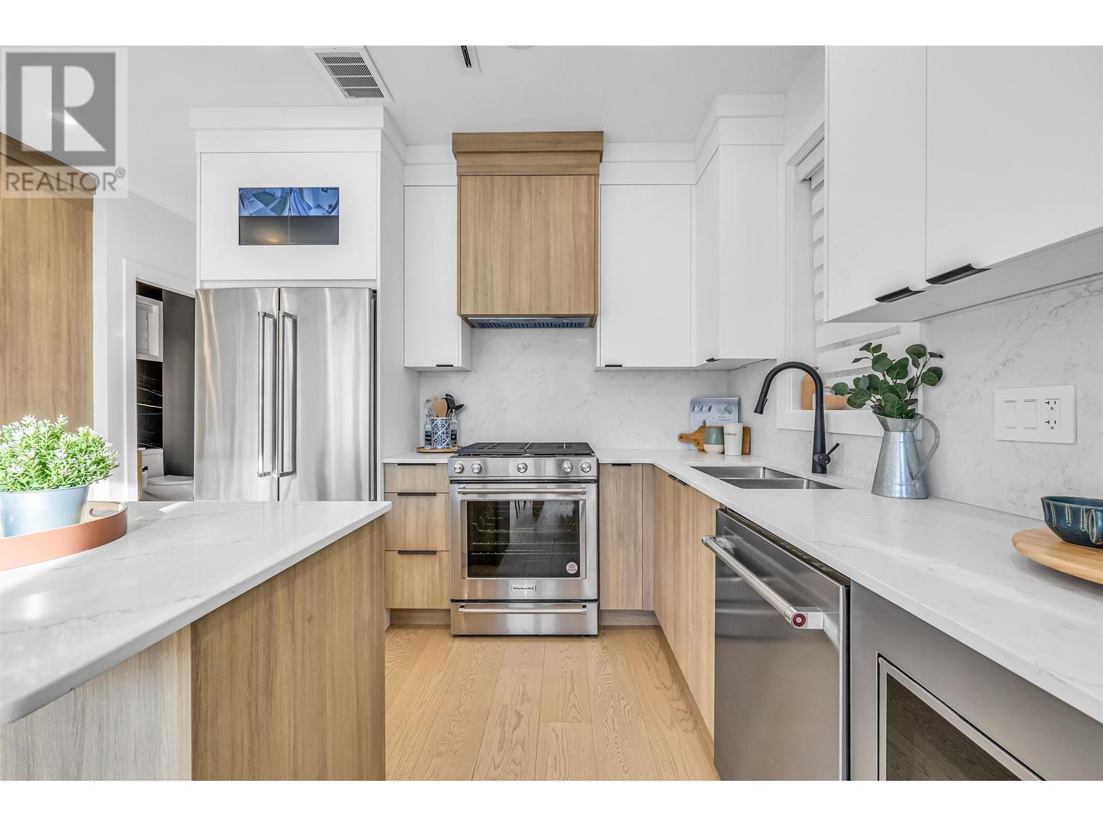 Listing Picture 8 of 28 : 848 E 38TH AVENUE, Vancouver / 溫哥華 - 魯藝地產 Yvonne Lu Group - MLS Medallion Club Member