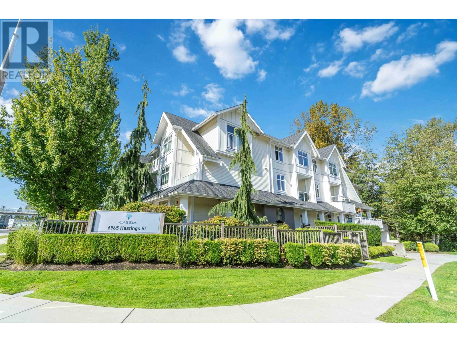 Listing Picture 2 of 27 : 41 6965 HASTINGS STREET, Burnaby / 本拿比 - 魯藝地產 Yvonne Lu Group - MLS Medallion Club Member