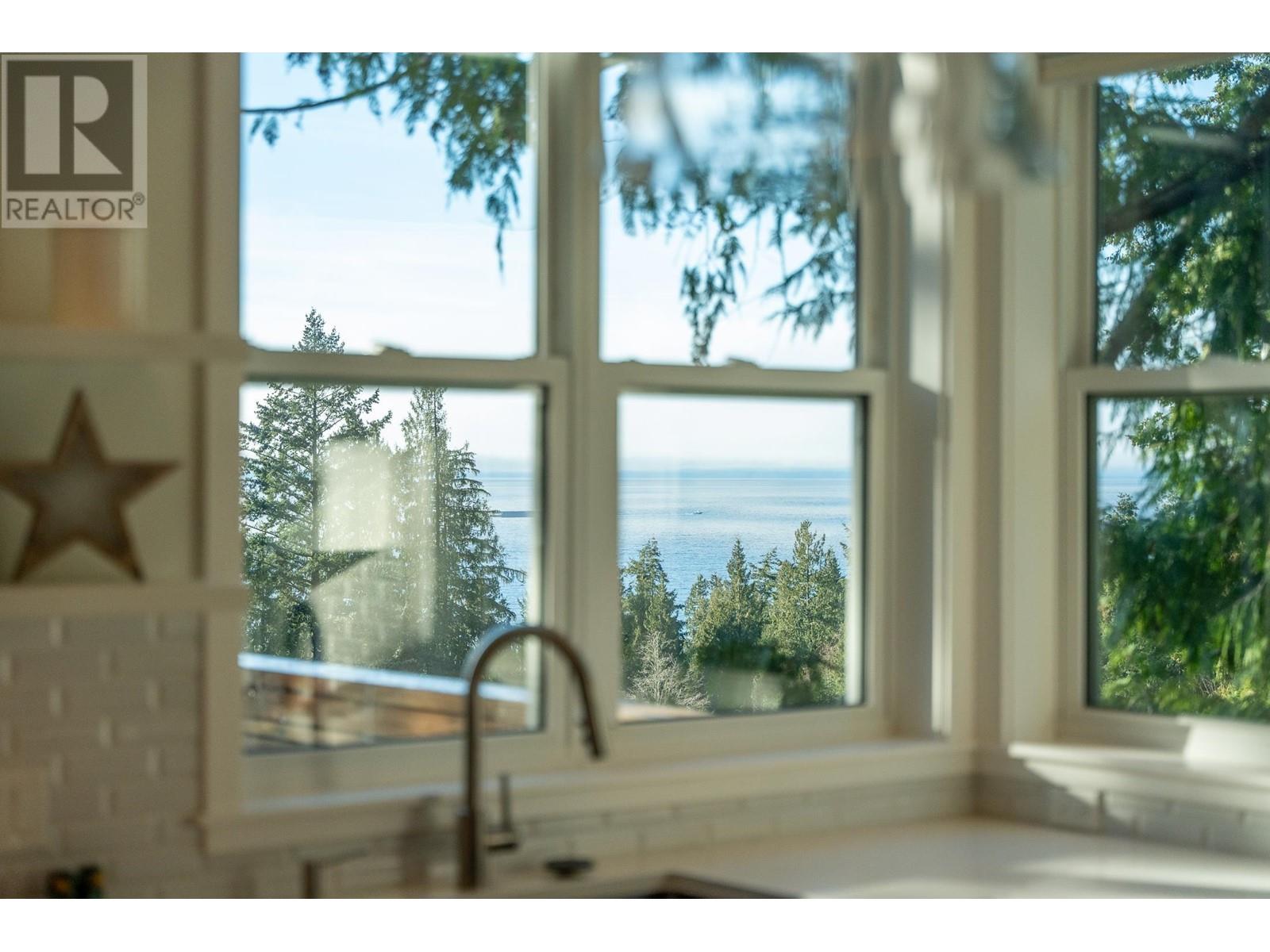 153 Swallow Road, Gibsons, British Columbia  V0N 1V3 - Photo 4 - R2953831