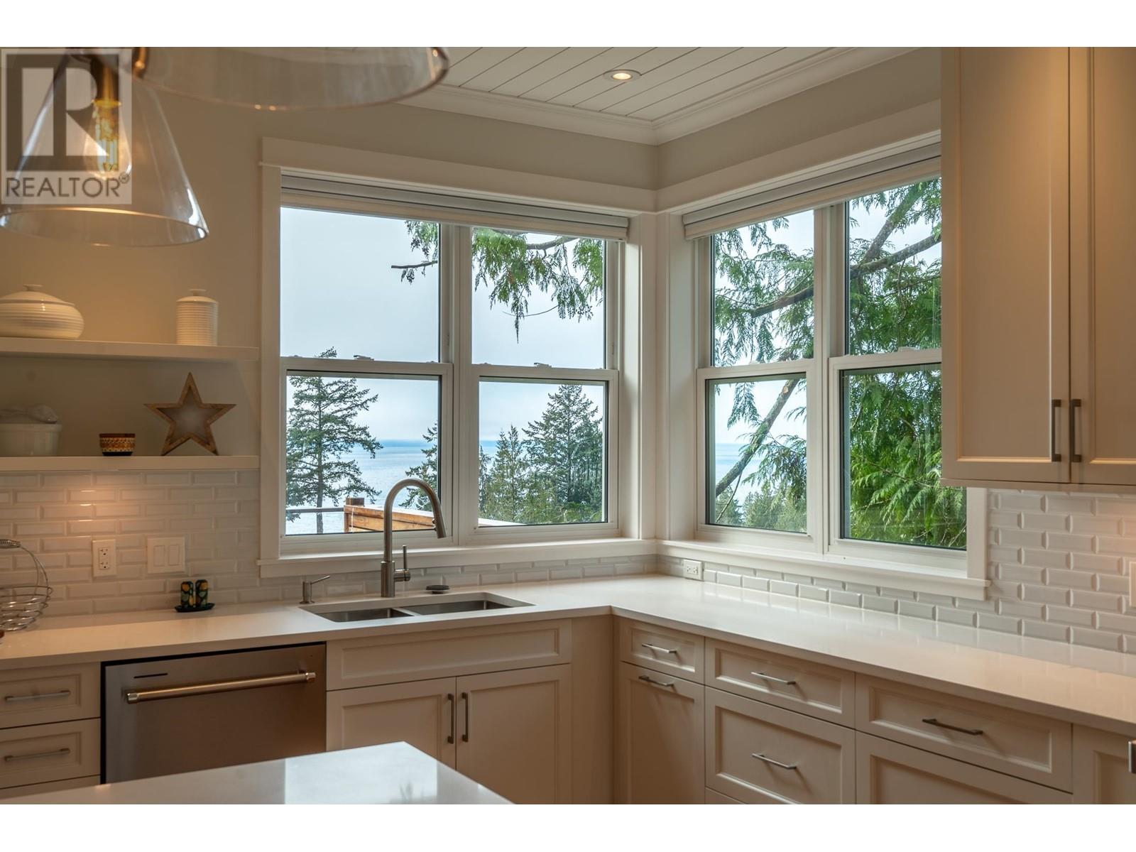 153 Swallow Road, Gibsons, British Columbia  V0N 1V3 - Photo 8 - R2953831