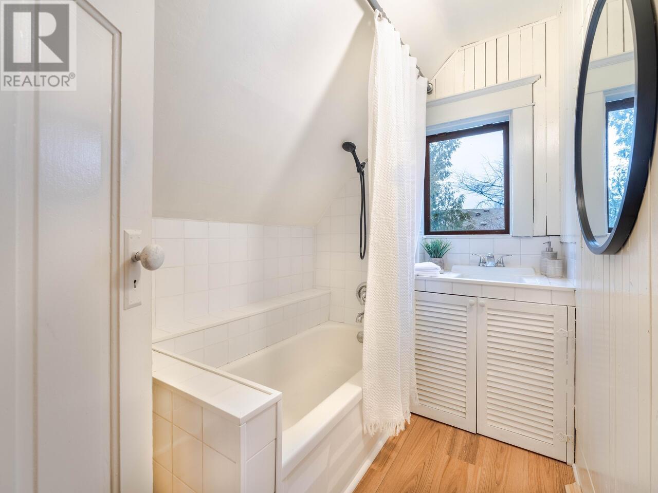 Listing Picture 17 of 36 : 4537 WELWYN STREET, Vancouver / 溫哥華 - 魯藝地產 Yvonne Lu Group - MLS Medallion Club Member