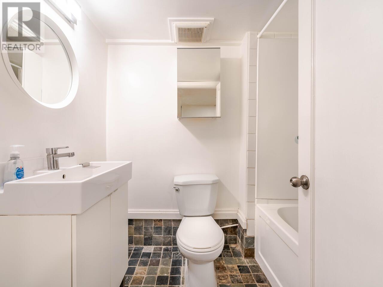 Listing Picture 34 of 36 : 4537 WELWYN STREET, Vancouver / 溫哥華 - 魯藝地產 Yvonne Lu Group - MLS Medallion Club Member