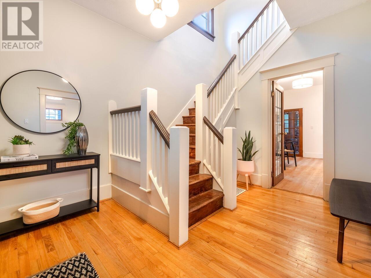 Listing Picture 2 of 36 : 4537 WELWYN STREET, Vancouver / 溫哥華 - 魯藝地產 Yvonne Lu Group - MLS Medallion Club Member