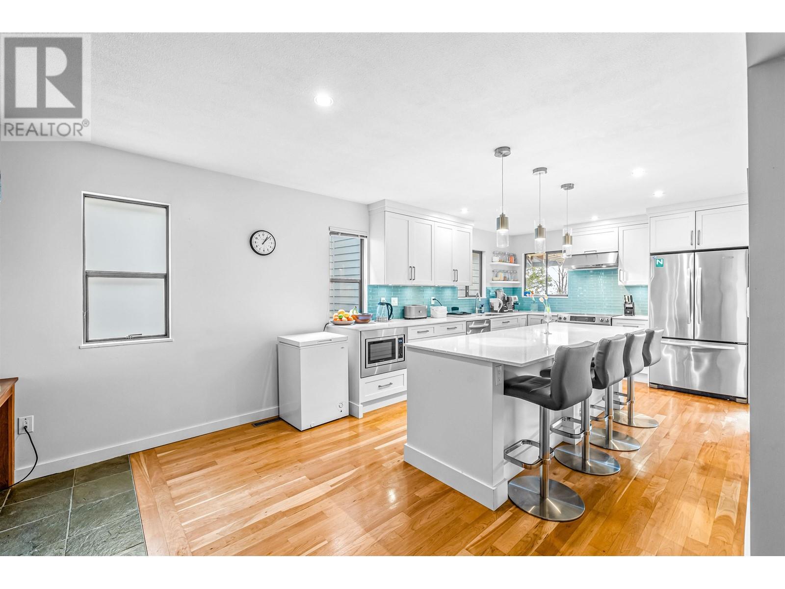 5709 Owl Court, North Vancouver, British Columbia  V7R 4V1 - Photo 3 - R2970824