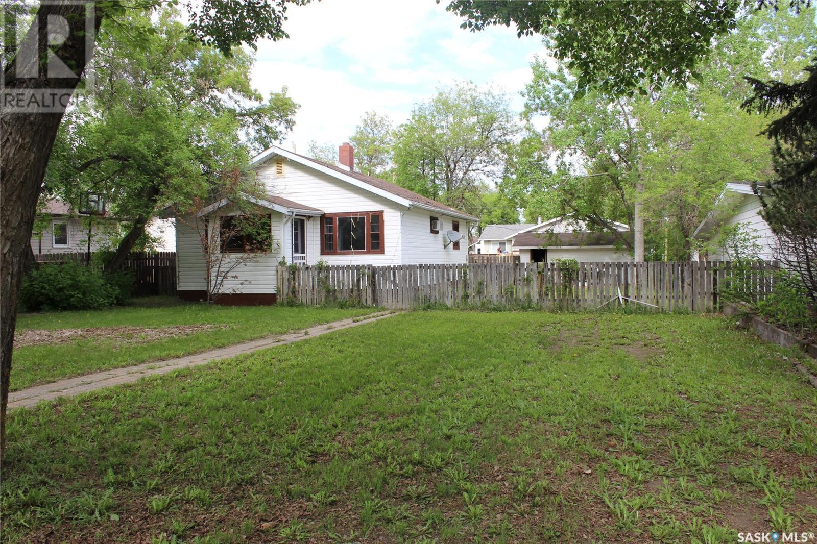 724 3rd Street E, Shaunavon, Saskatchewan  S0N 2M0 - Photo 1 - SK996827