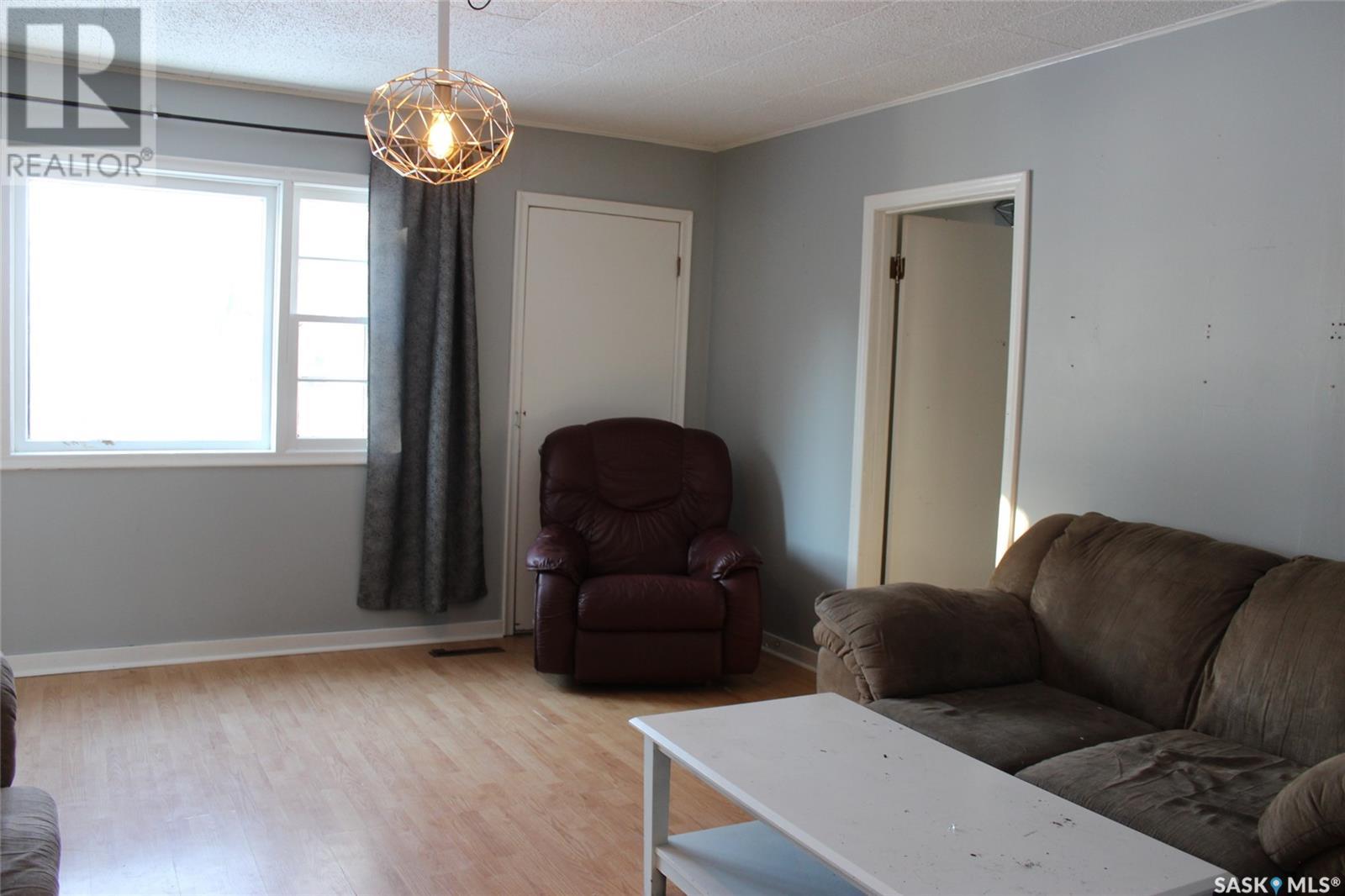 724 3rd Street E, Shaunavon, Saskatchewan  S0N 2M0 - Photo 4 - SK996827