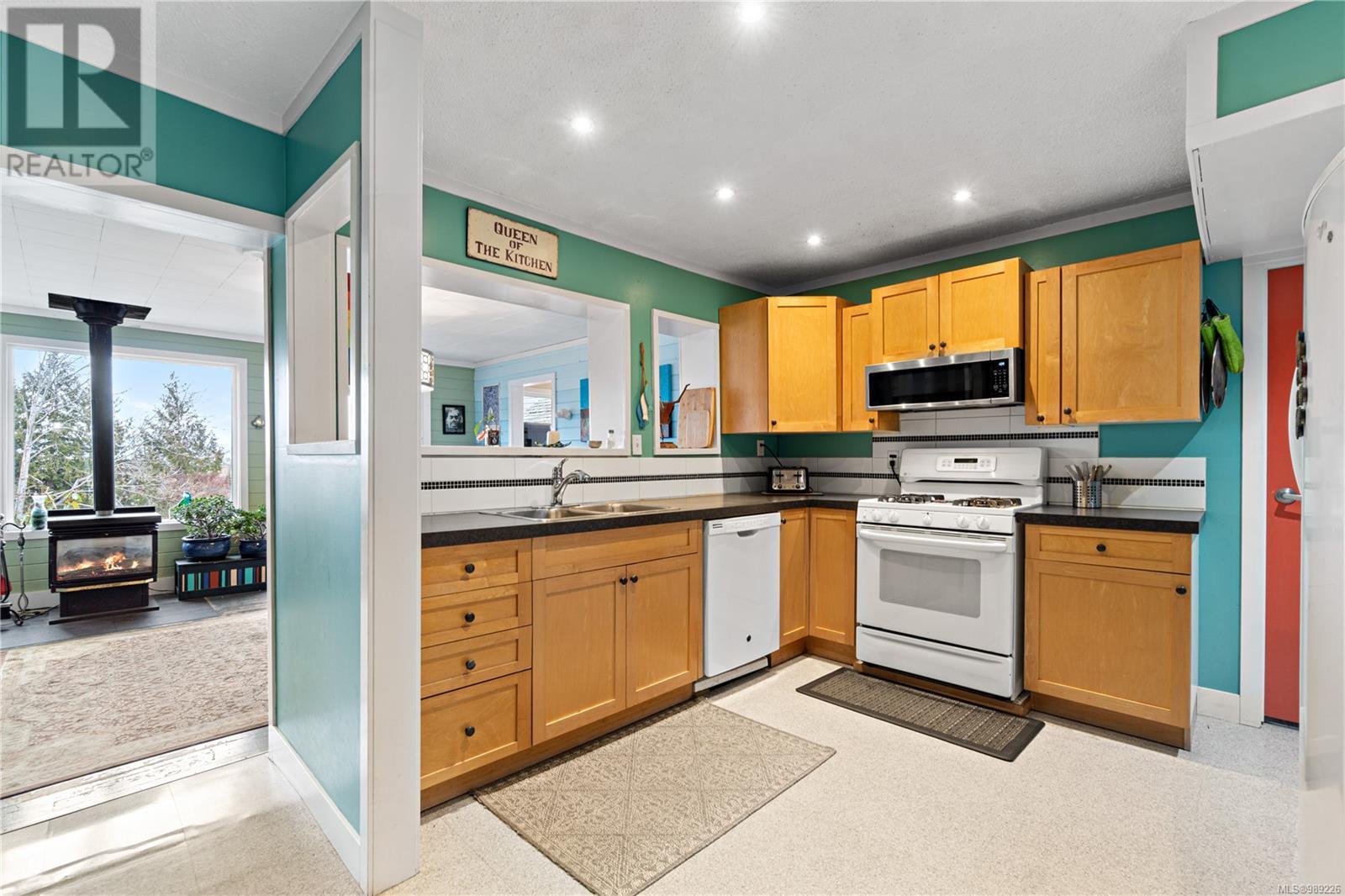 Property at 309 Pioneer Cres image 4