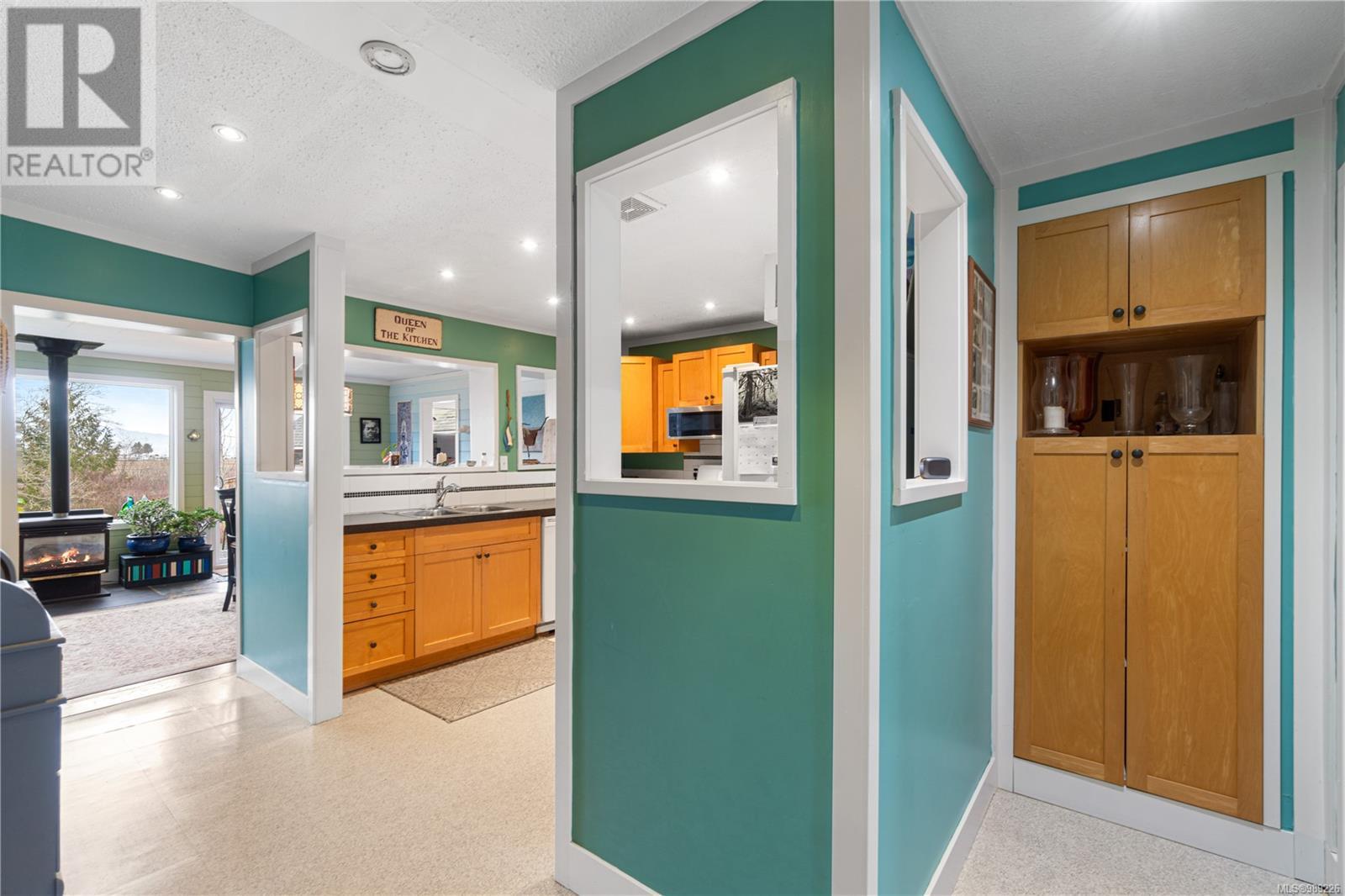 Property at 309 Pioneer Cres image 3