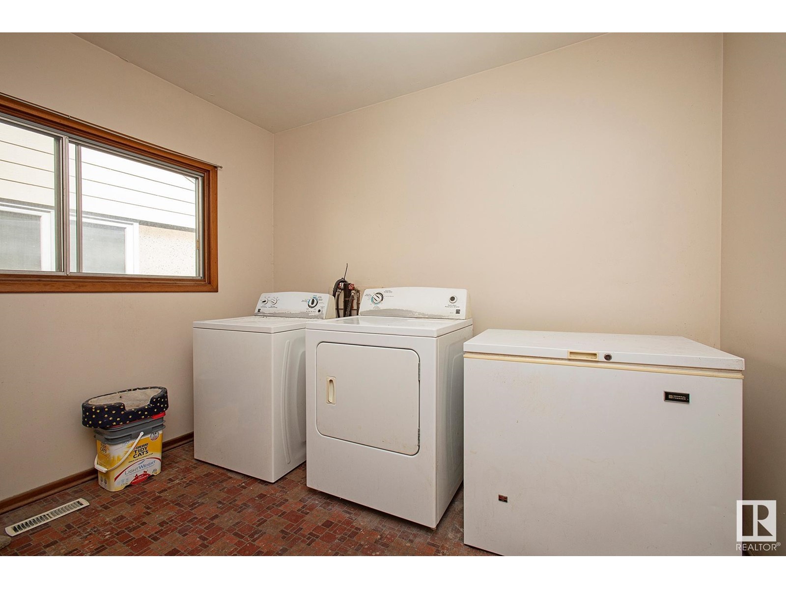 Property at 5508 120 AV NW image 3