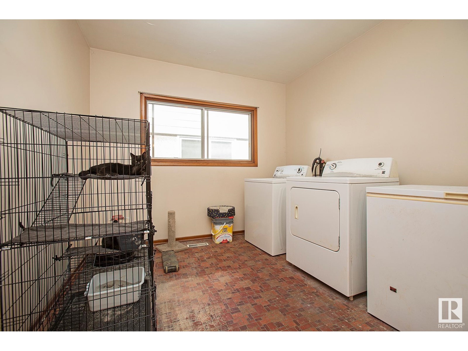 Property at 5508 120 AV NW image 4