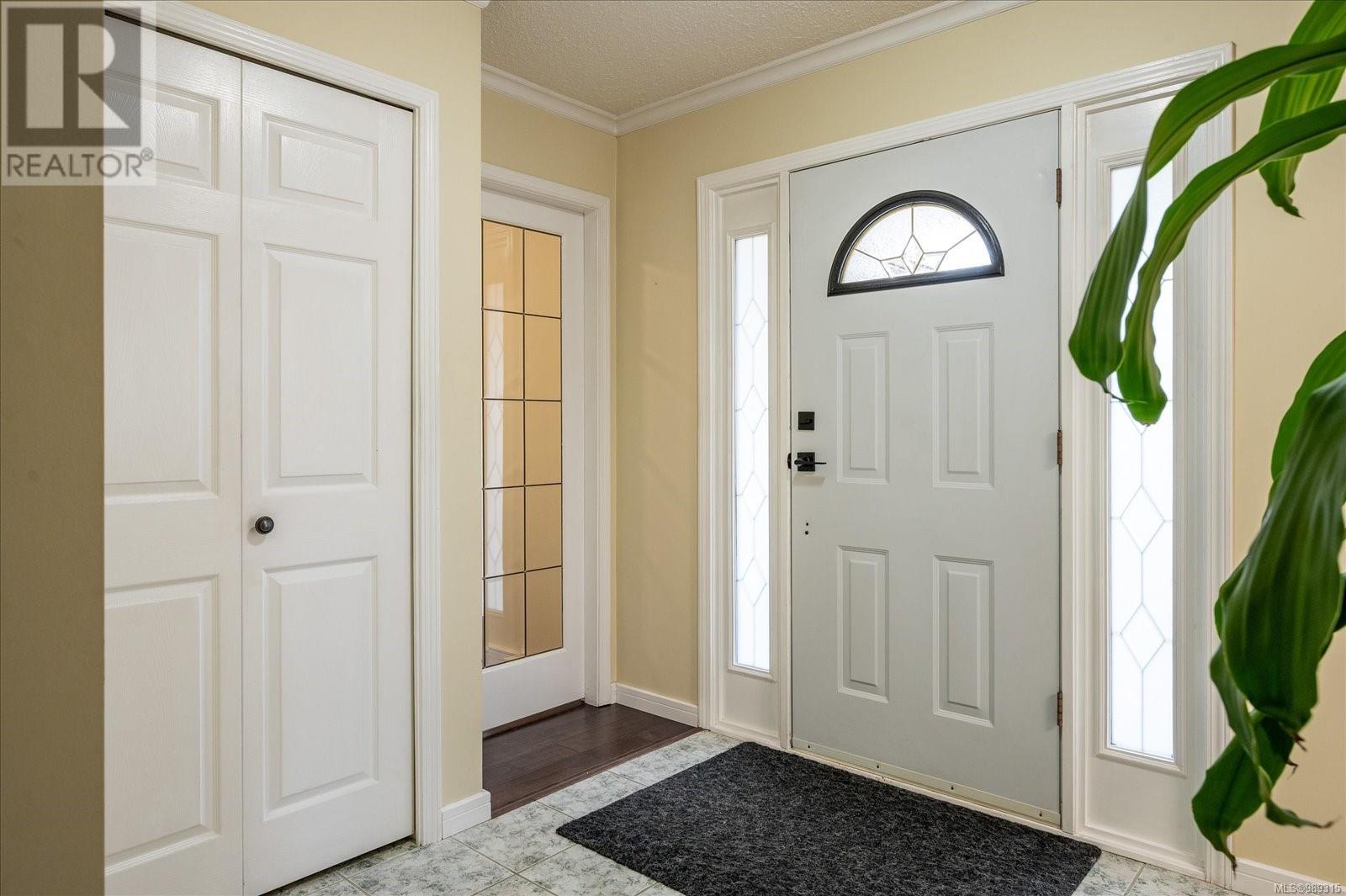 Property at 928 Fishermans Cir image 4