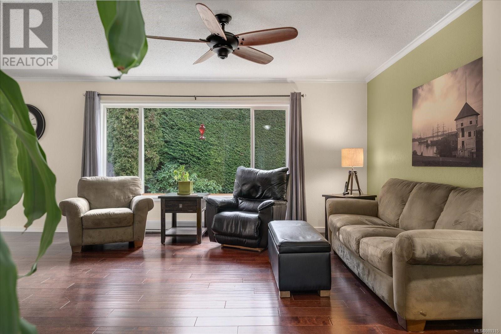 Property at 928 Fishermans Cir image 5