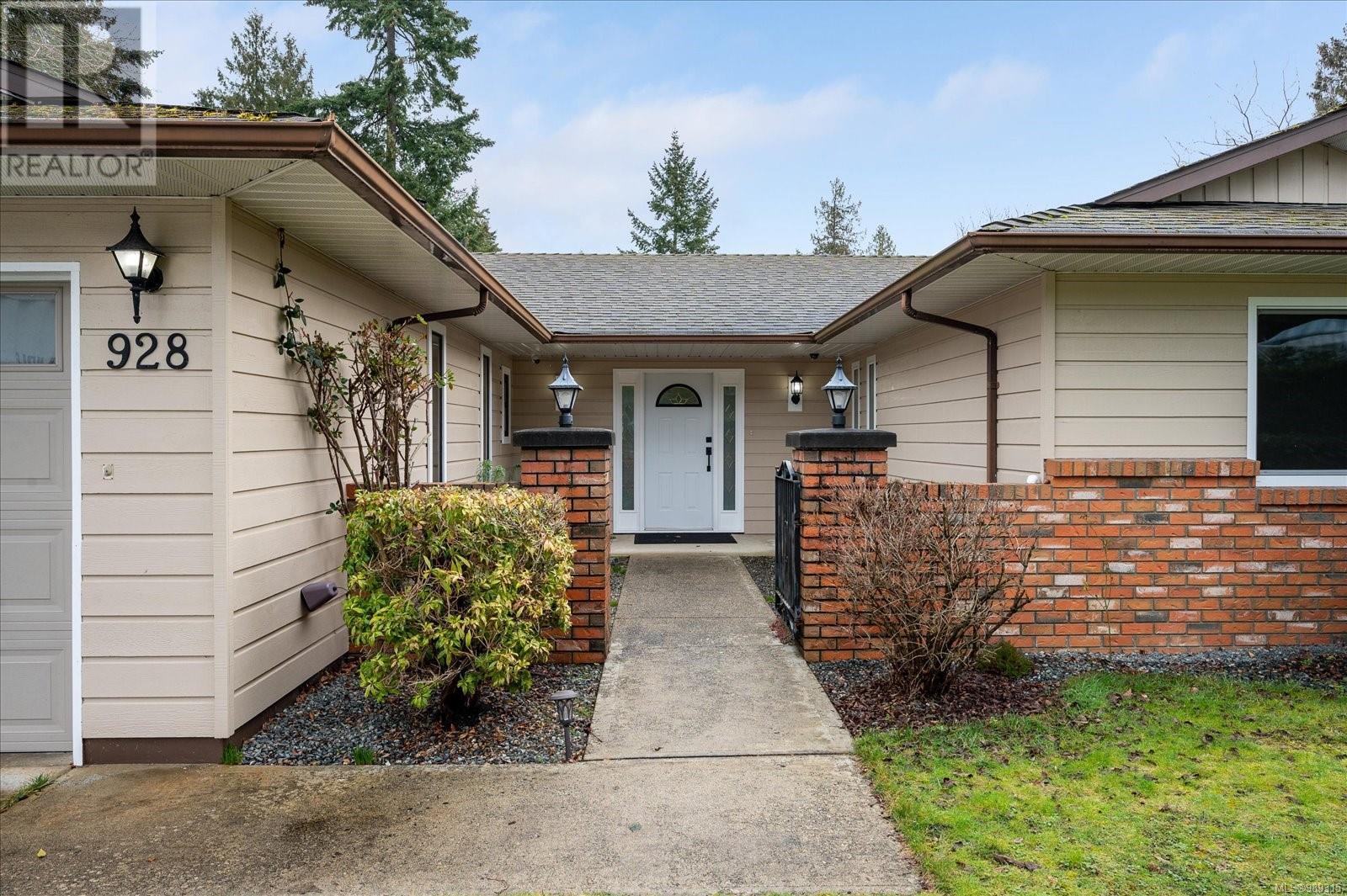 Property at 928 Fishermans Cir image 2