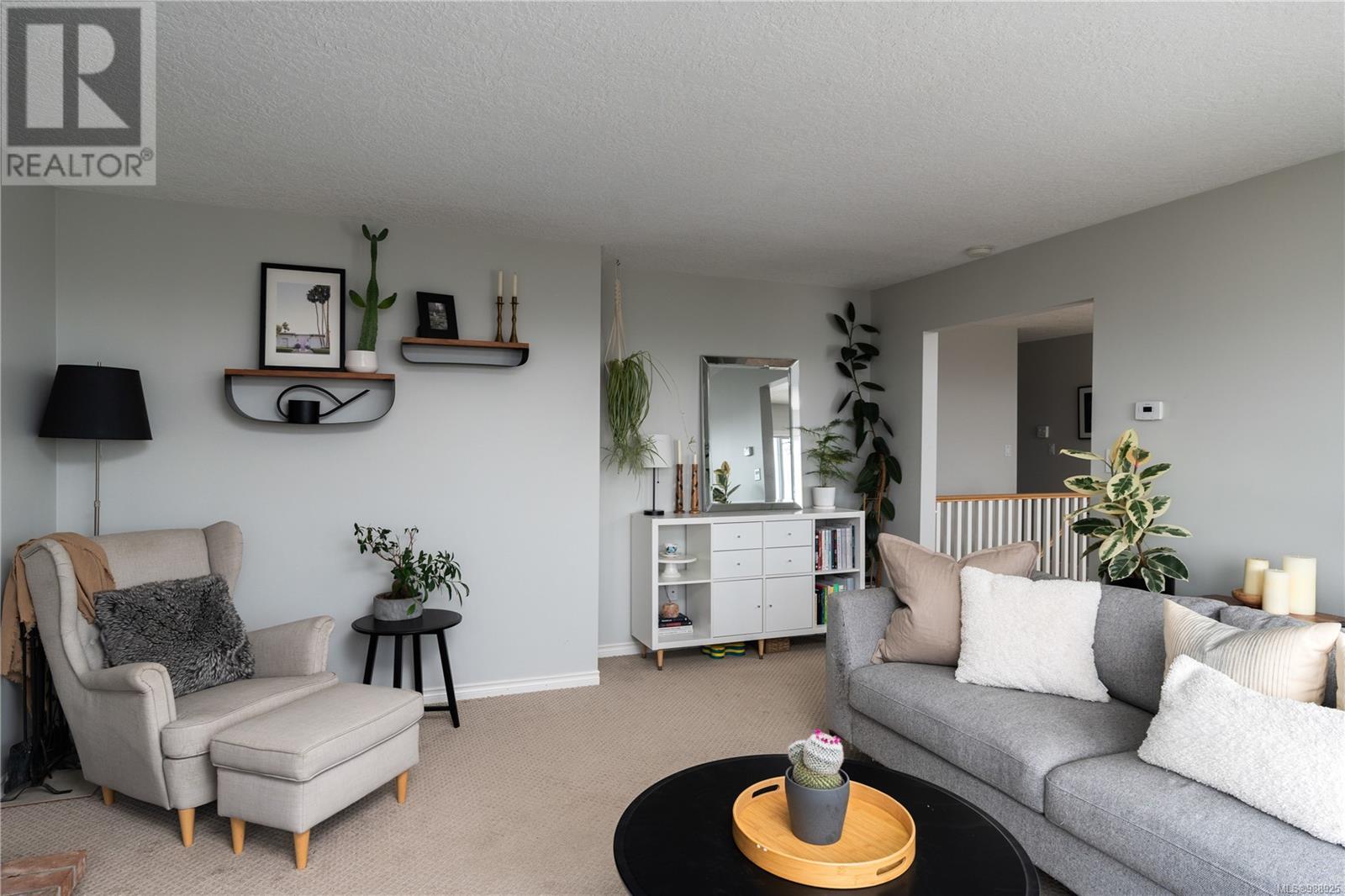 Property at 905 Columbus Pl image 4