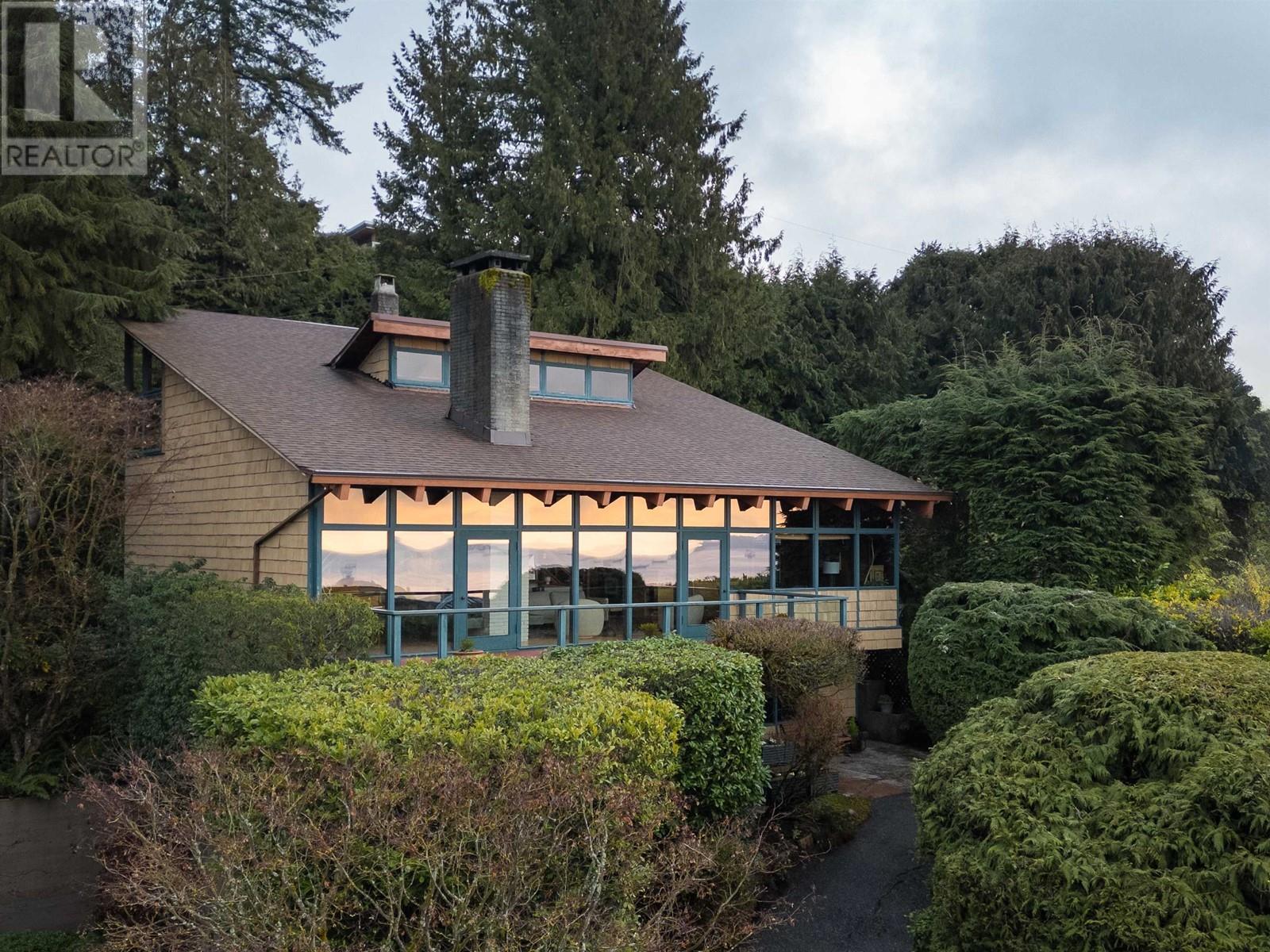 1015 Aubeneau Crescent, West Vancouver, British Columbia  V7T 1T4 - Photo 1 - R2971937