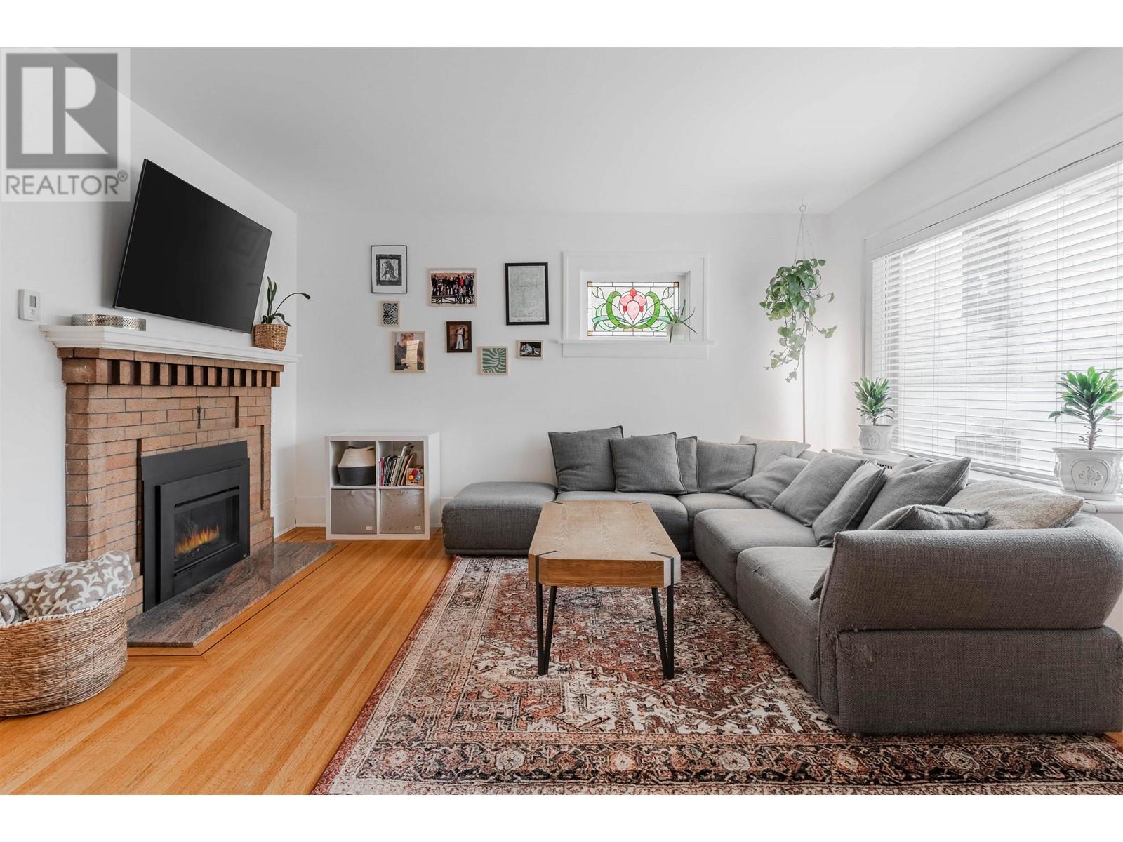 Listing Picture 2 of 38 : 2689 MCGILL STREET, Vancouver / 溫哥華 - 魯藝地產 Yvonne Lu Group - MLS Medallion Club Member