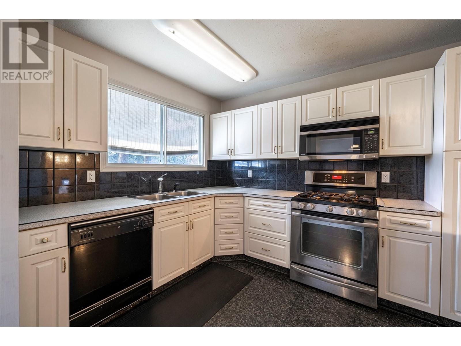 9742 Park Lane, Lavington, British Columbia  V1B 3E5 - Photo 10 - 10335184