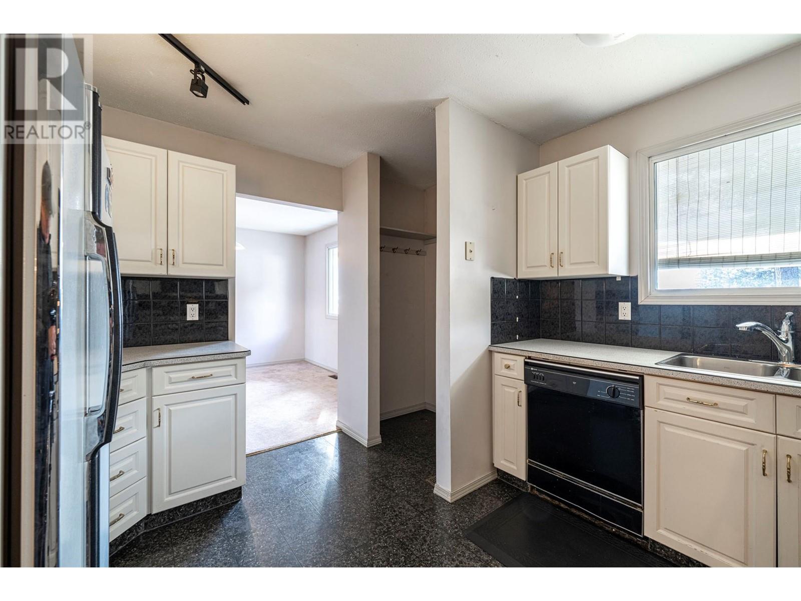 9742 Park Lane, Lavington, British Columbia  V1B 3E5 - Photo 13 - 10335184