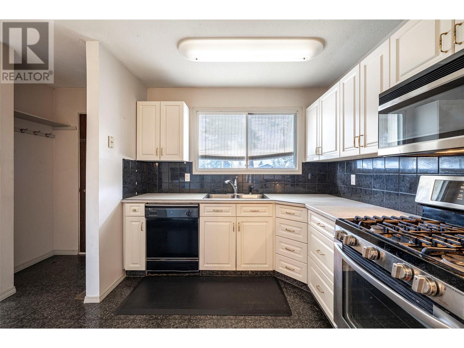 9742 Park Lane, Lavington, British Columbia  V1B 3E5 - Photo 11 - 10335184