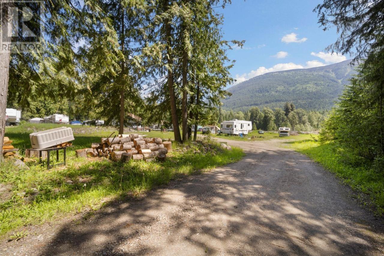 16070 3a Highway, Crawford Bay, British Columbia  V0B 1E0 - Photo 11 - 10337093