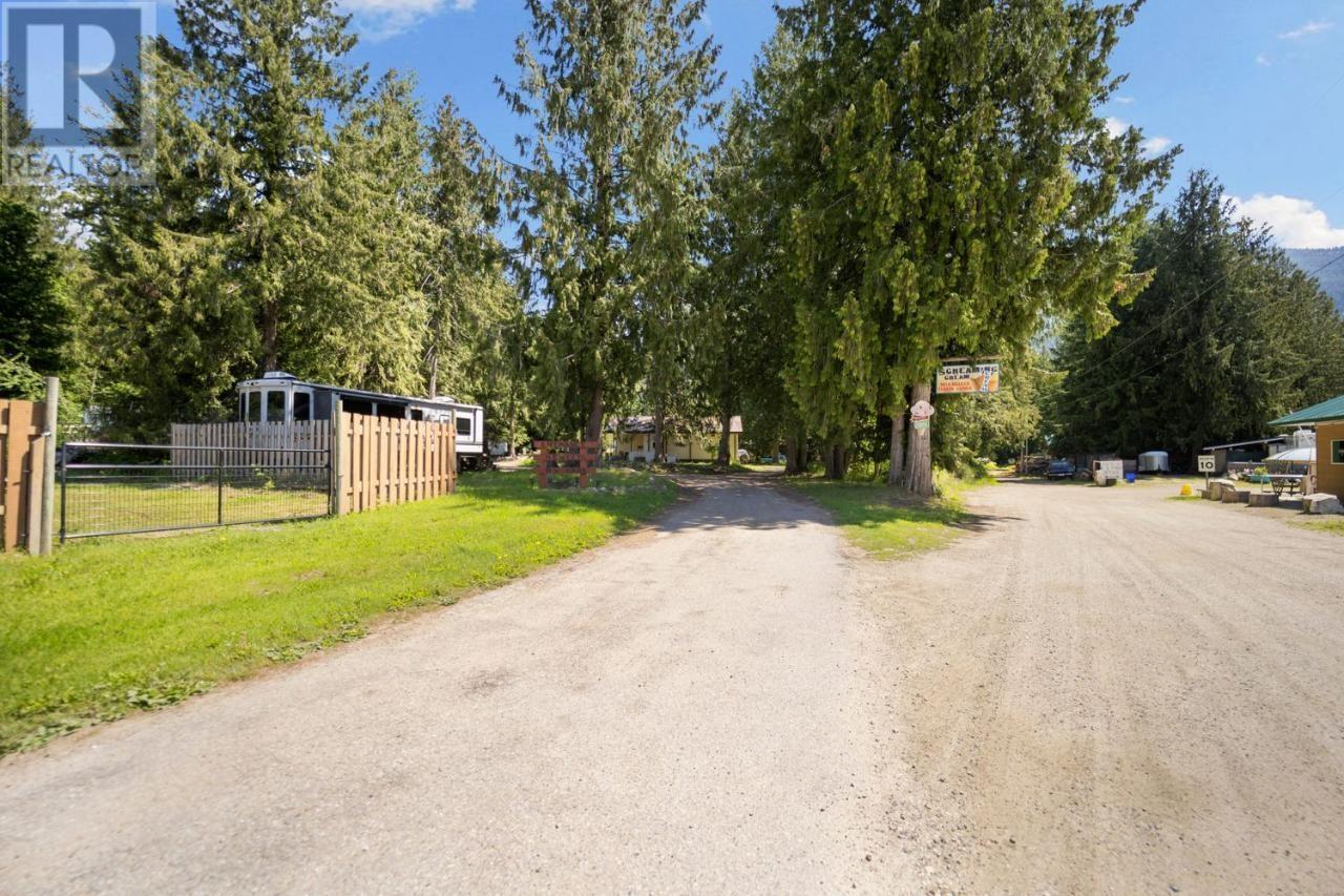 16070 3a Highway, Crawford Bay, British Columbia  V0B 1E0 - Photo 3 - 10337093