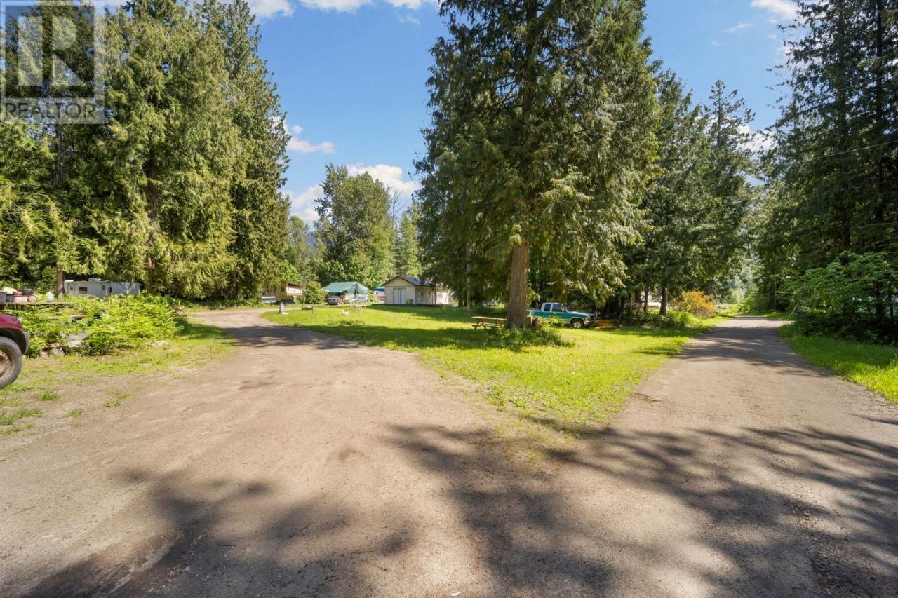 16070 3a Highway, Crawford Bay, British Columbia  V0B 1E0 - Photo 6 - 10337093