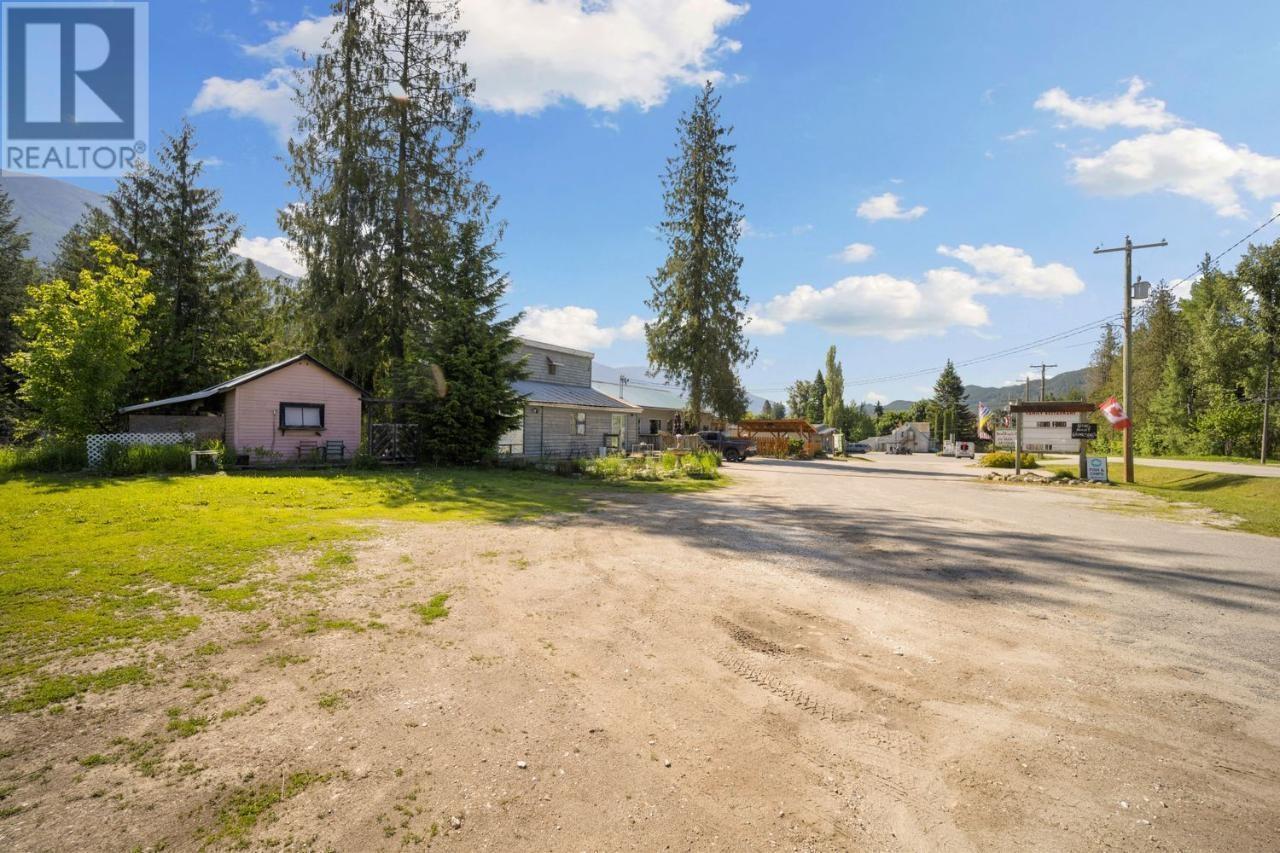 16070 3a Highway, Crawford Bay, British Columbia  V0B 1E0 - Photo 28 - 10337093