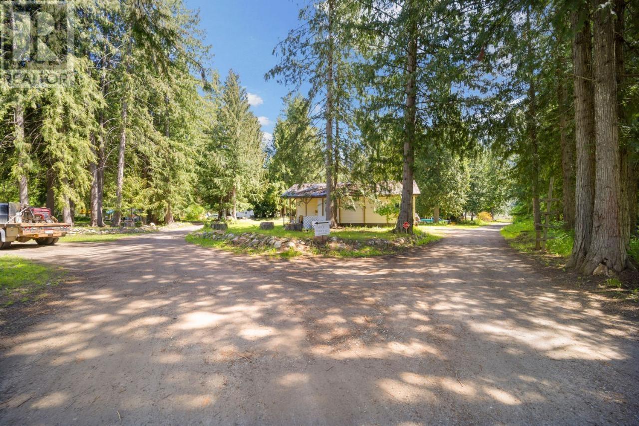 16070 3a Highway, Crawford Bay, British Columbia  V0B 1E0 - Photo 4 - 10337093
