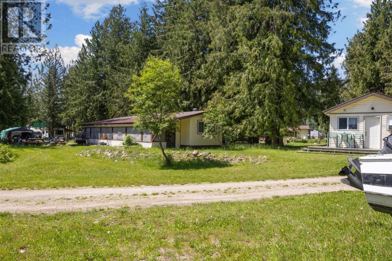 16070 3a Highway, Crawford Bay, British Columbia  V0B 1E0 - Photo 9 - 10337093