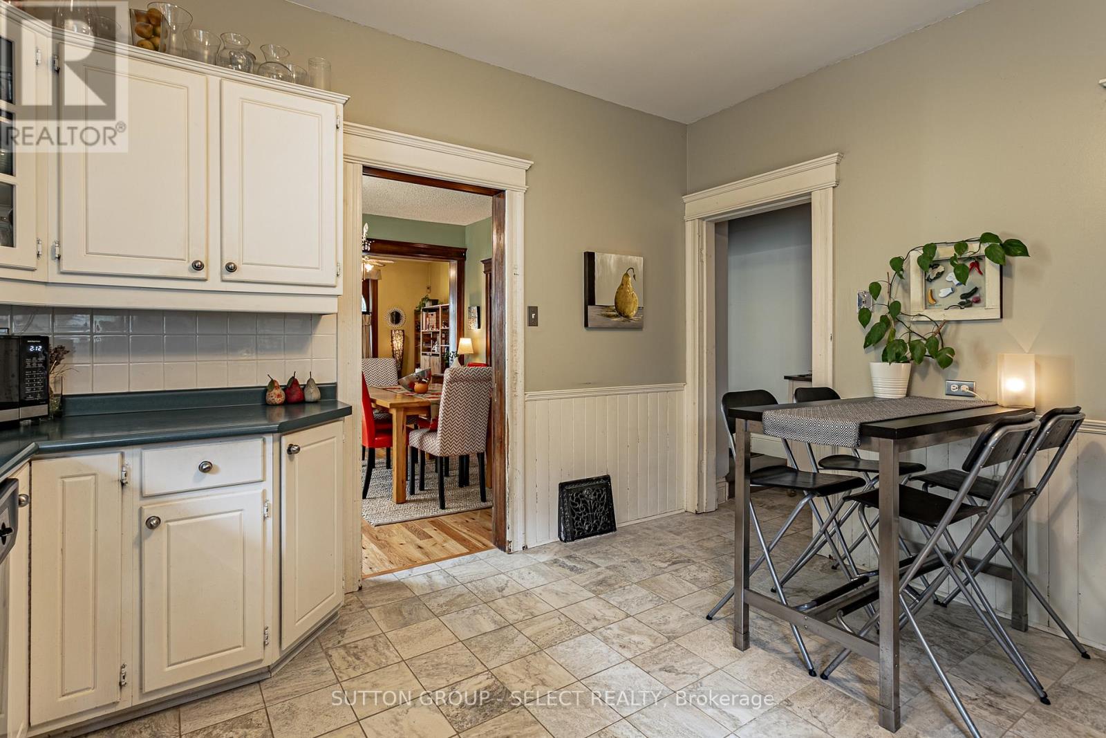 Photo 13 of 33 for 793 Lorne Avenue