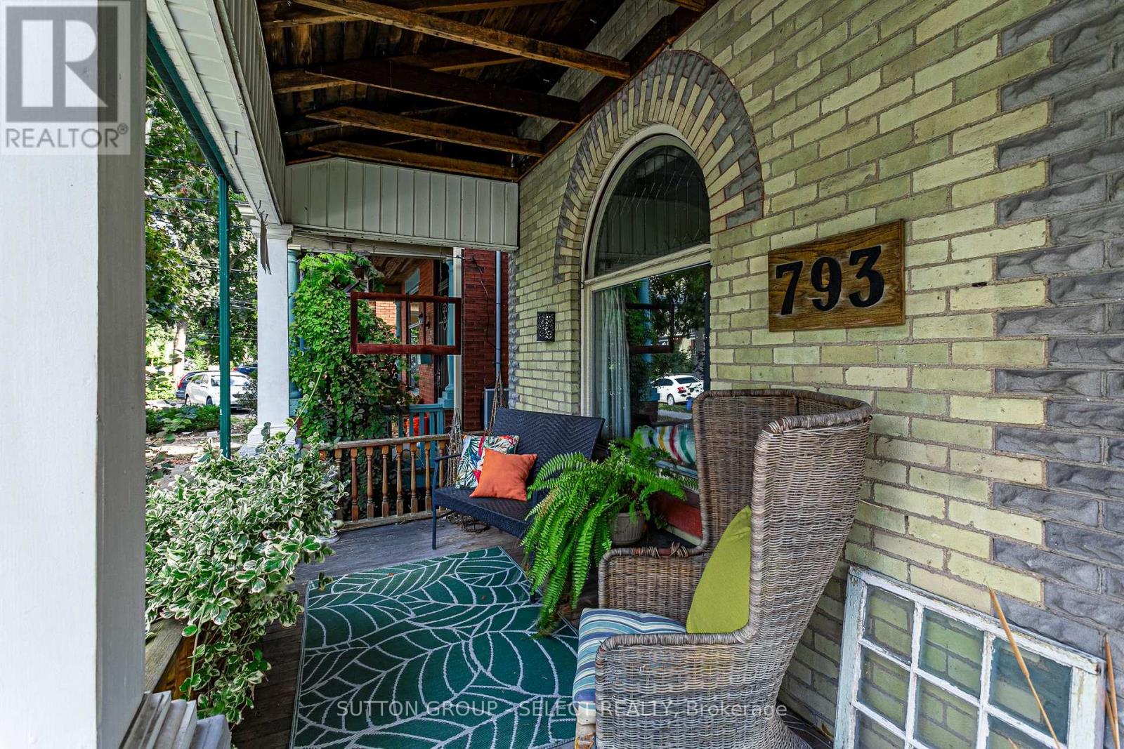 Photo 2 of 33 for 793 Lorne Avenue