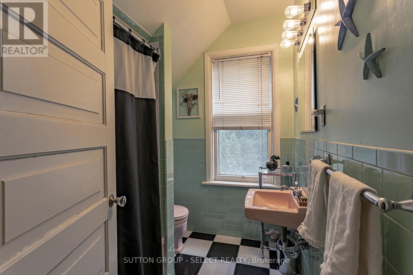 Photo 27 of 33 for 793 Lorne Avenue