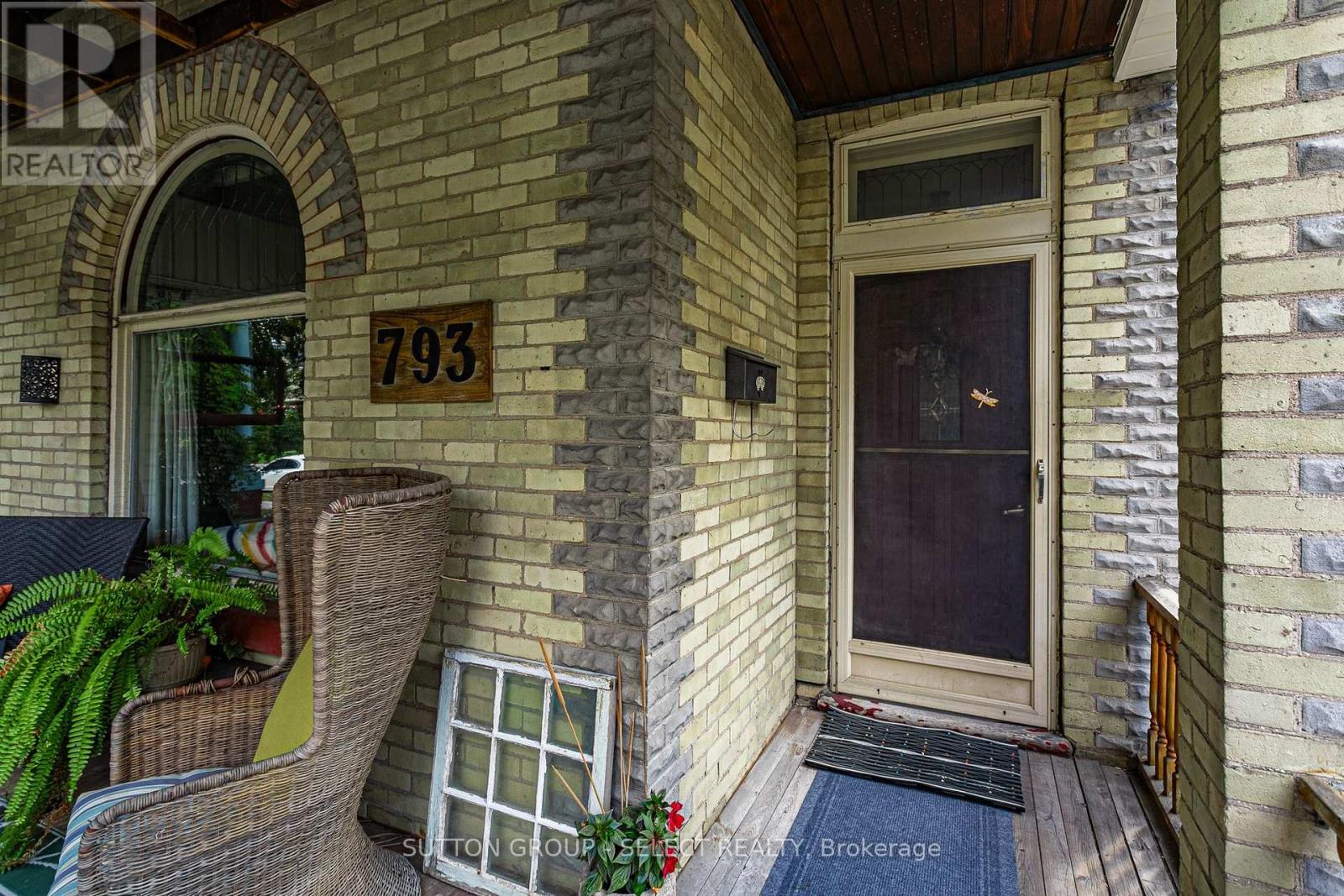 Photo 3 of 33 for 793 Lorne Avenue