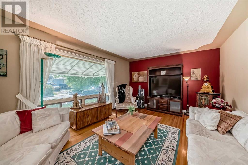 Property at 120 41 Avenue NW image 3