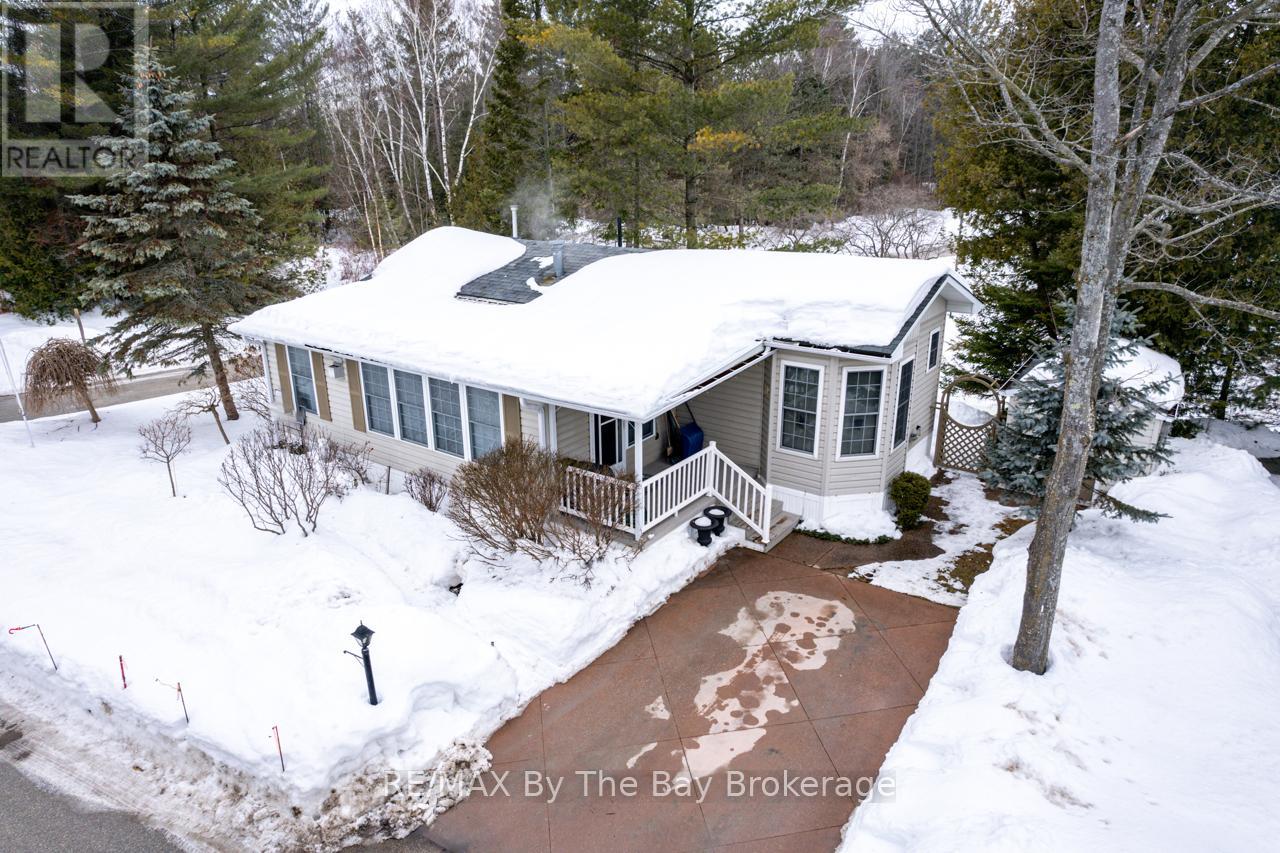 2 Topaz Street, Wasaga Beach, Ontario  L9Z 1X7 - Photo 1 - S11995135